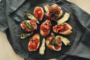 Bruschette Con Miele di Castagno, Lardo, Funghi Porcini 1 BRUSCHETTE CROCCANTI CON LARDO FUNGHI PORCINI E MIELE DI CASTAGNO