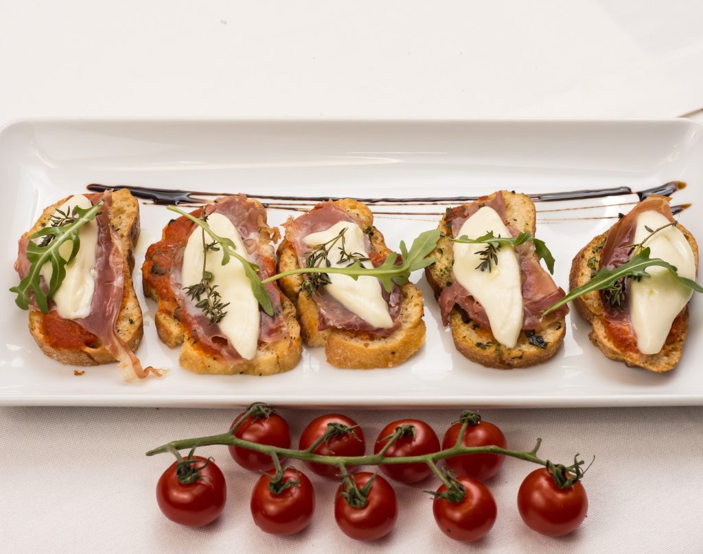 CROSTINI ALLE MELE, BRIE E MIELE