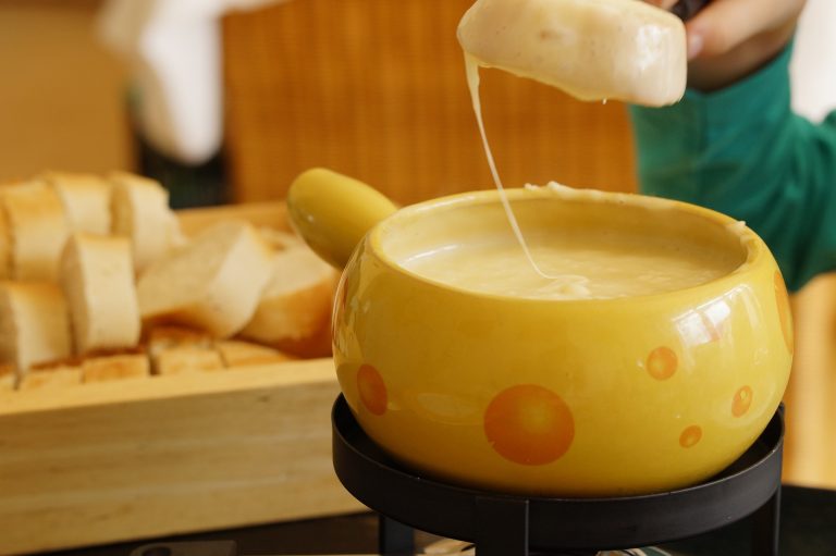 PECORINO NEL COCCIO CALDO, CON FICHI, MIELE E NOCI 44 PECORINO NEL COCCIO CALDO, CON FICHI, MIELE E NOCI
