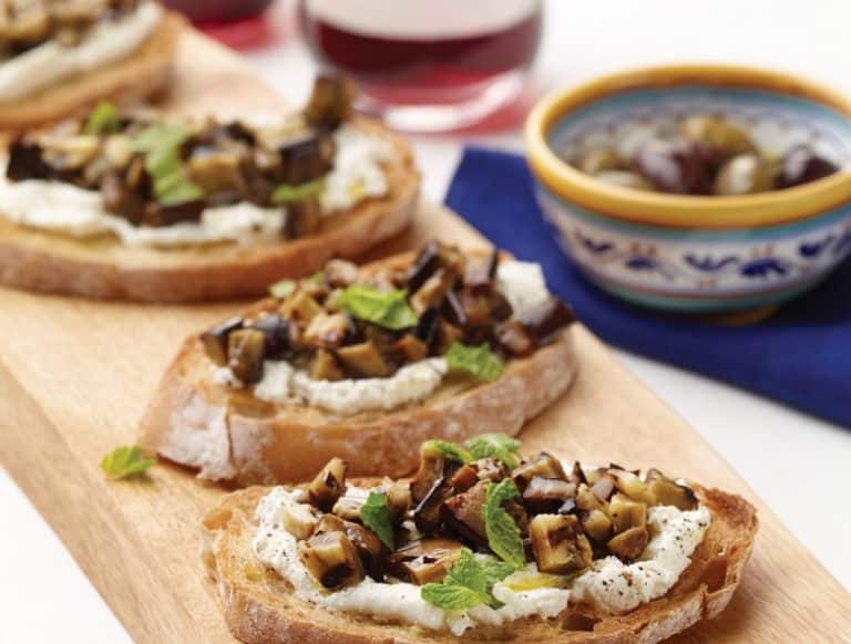 CROSTINI CON FORMAGGIO MIELE E FUNGHI 72 CROSTINI CON FORMAGGIO MIELE E FUNGHI