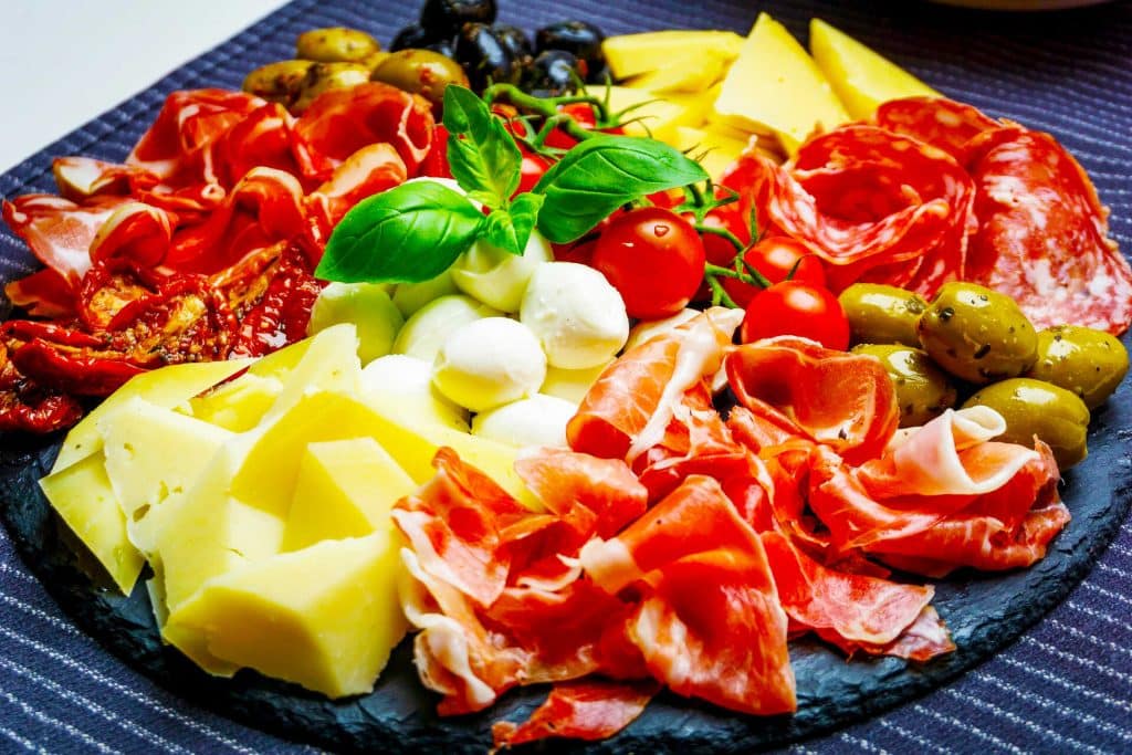 TAGLIERE DI FORMAGGI CON MIELE AL PEPERONCINO