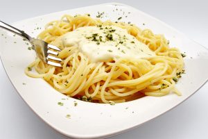 SPAGHETTI AL MIELE DI ACACIA, PECORINO E RICOTTA 1 SPAGHETTI AL MIELE DI ACACIA, PECORINO E RICOTTA