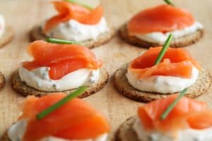 TARTINE AL SALMONE AFFUMICATO E MIELE 1 TARTINE AL SALMONE AFFUMICATO E MIELE