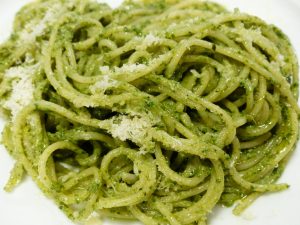 PASTA AL PESTO DI BASILICO E NOCI, CON MIELE E PECORINO 1 PASTA AL PESTO