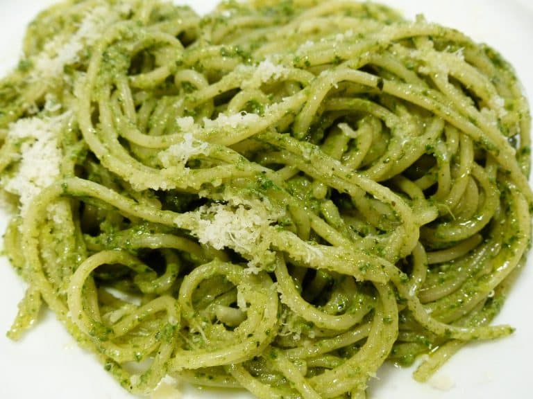 PASTA AL PESTO DI BASILICO E NOCI, CON MIELE E PECORINO 29 PASTA AL PESTO